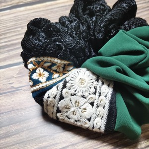 ミックス素材のボリューム刺繍シュシュ【黒Green】