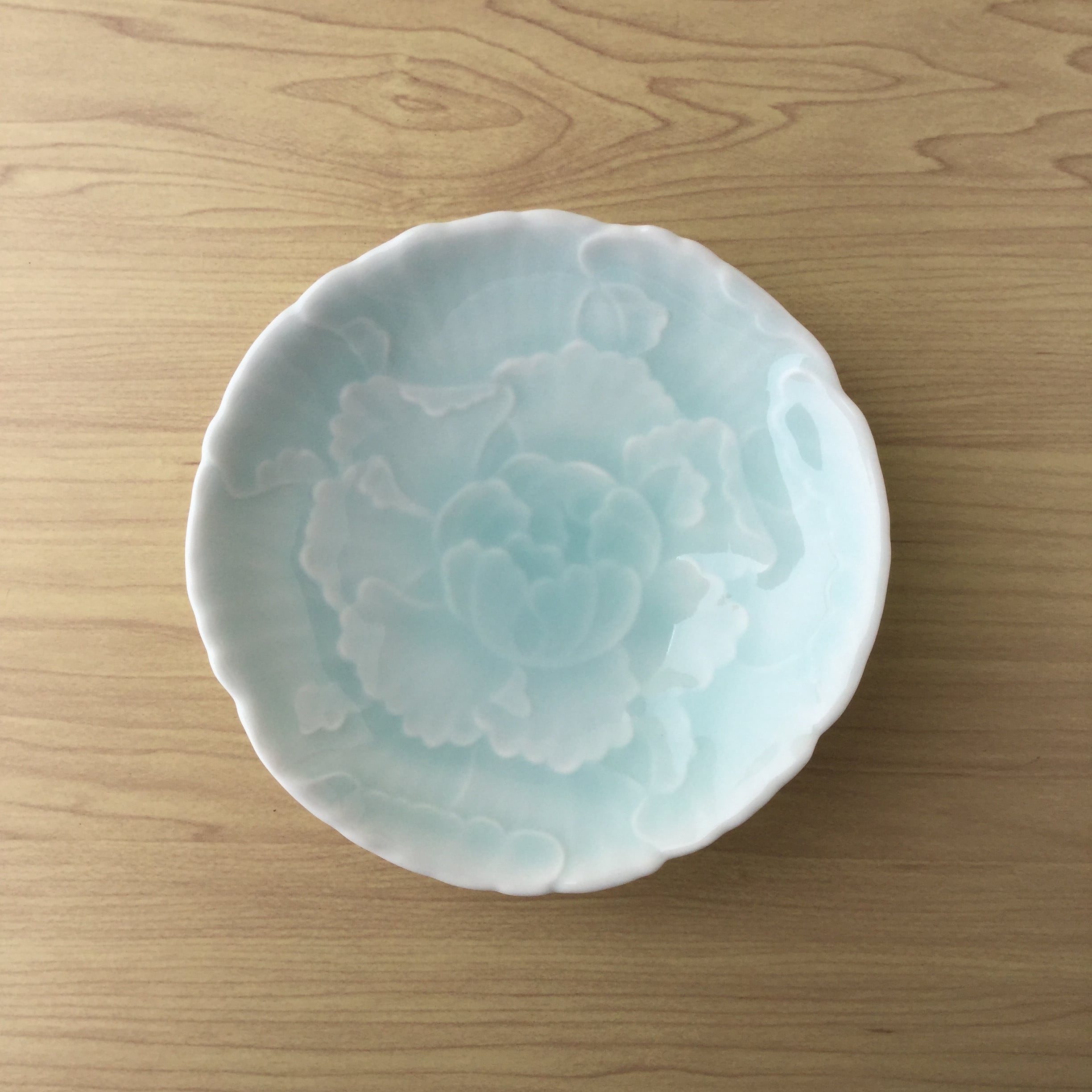 有田焼】青白磁牡丹彫薄渕三ッ足皿【在庫限り】 | 和食器のすべて