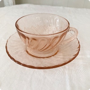 【フランス直輸入】心くすぐるやわらかなピンクガラス アルコロック ヴィンテージ カップ＆ソーサー
