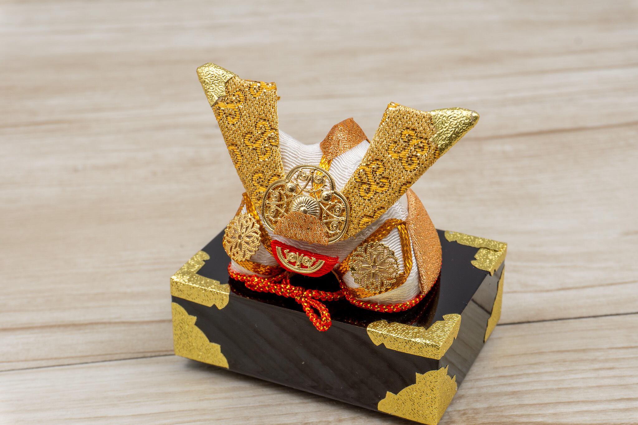 ミニチュアセット 2-381 金色兜飾り（弓太刀付き） | 暮石人形 WEBショップ