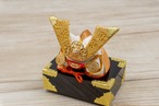 ミニチュアセット　2-381 金色兜飾り（弓太刀付き） thumbnail 6