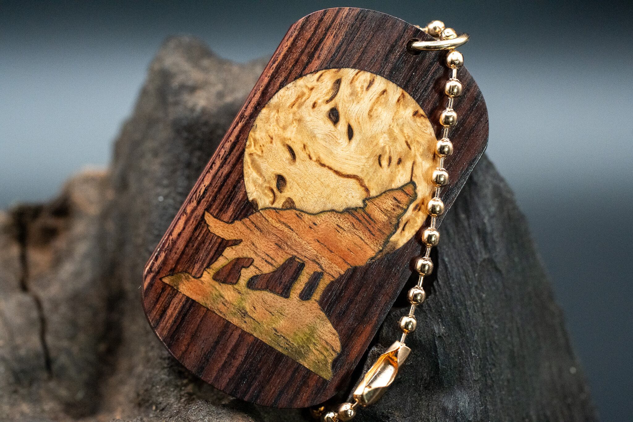 ※【王室御用達 】 キングウッド ドッグタグ 象嵌 月と狼