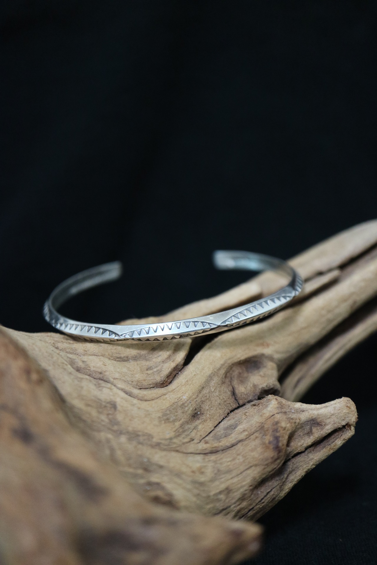 ナバホ族 スタンプワークダブルラインバングル