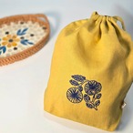 手刺繍リネン巾着　マチ付き　コーラルピンク／マスタードイエロー
