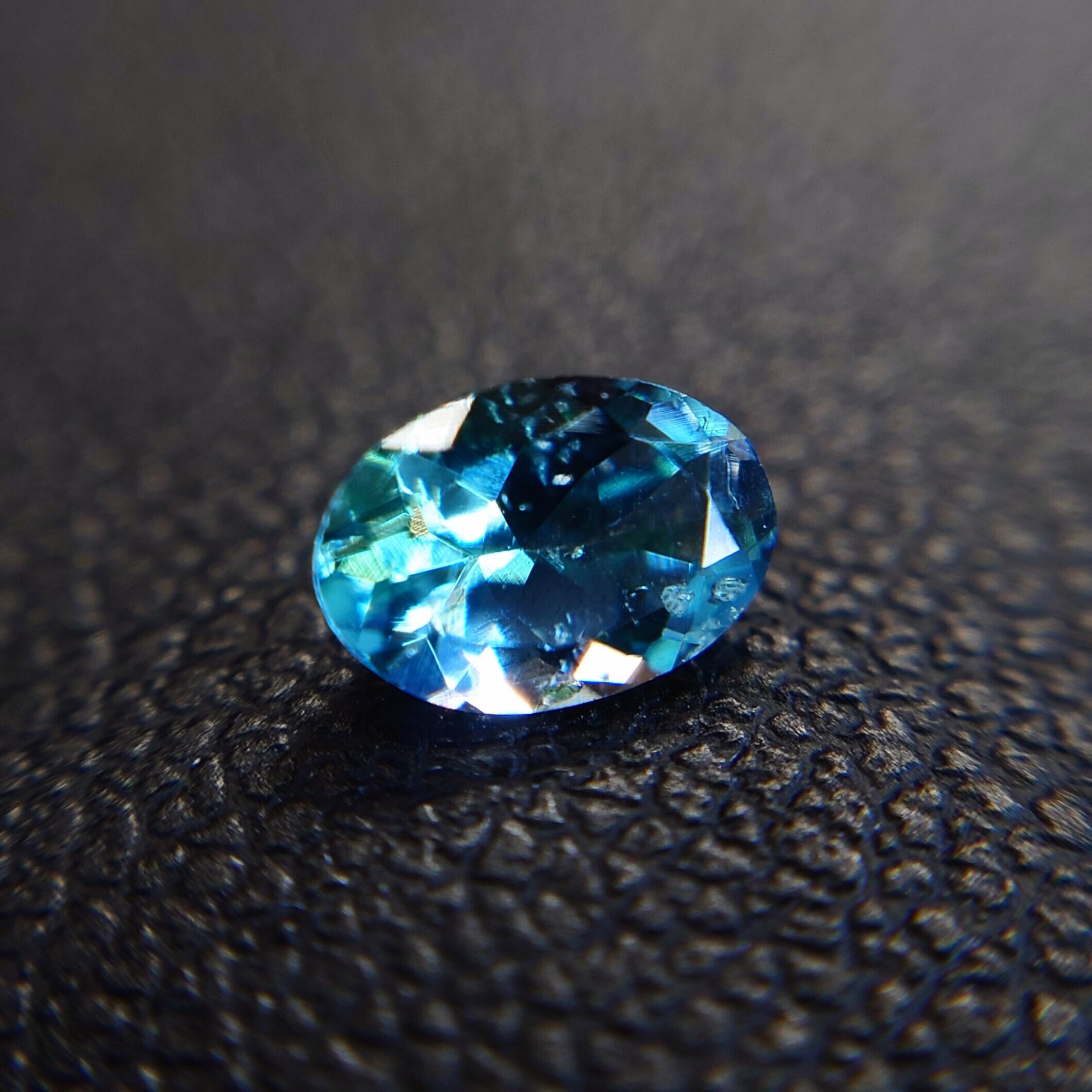 希少 Blue Kornerupine 0.375ct Cr/Fe/V 日独成分分析済ソ付 ルース
