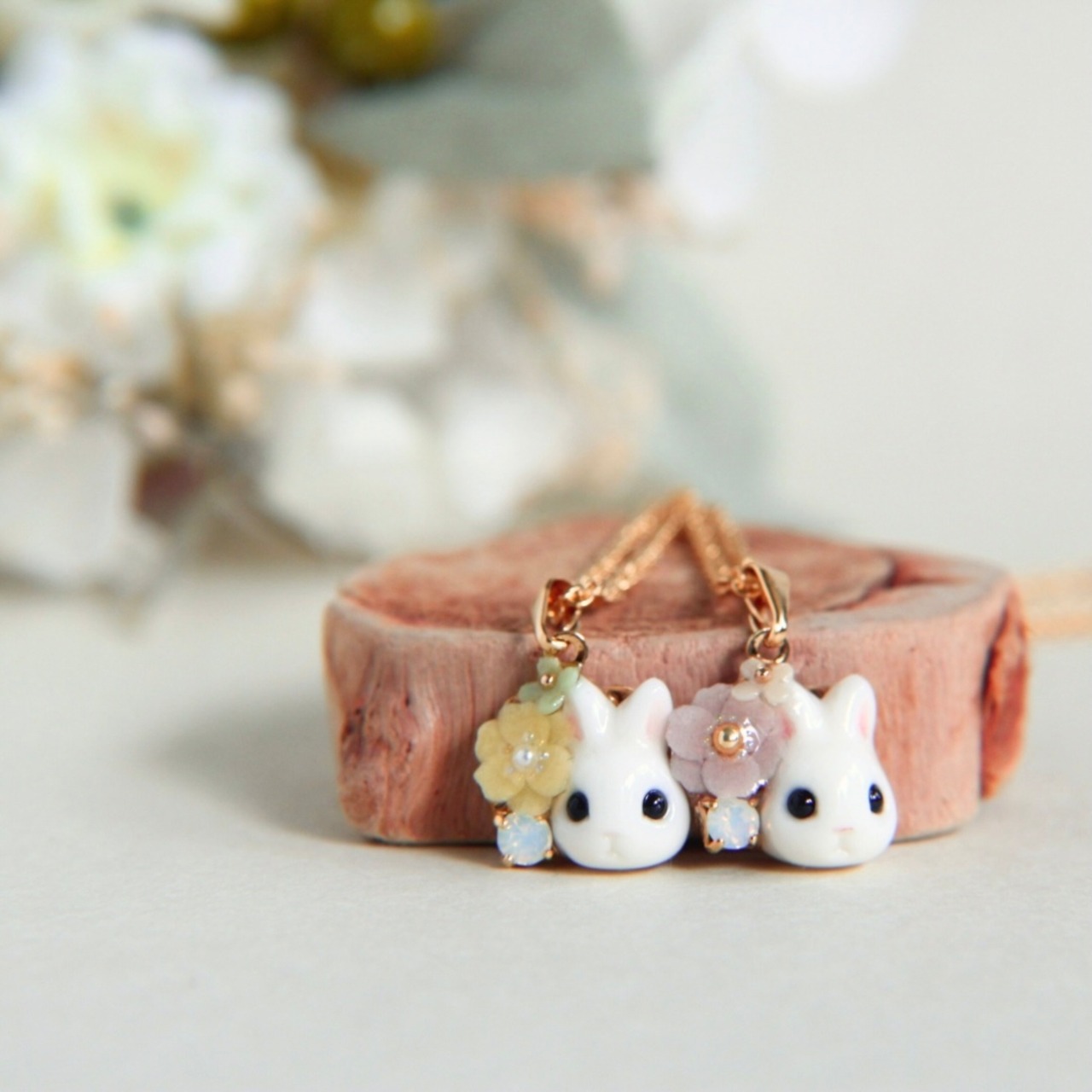 うさぎとポピーネックレス