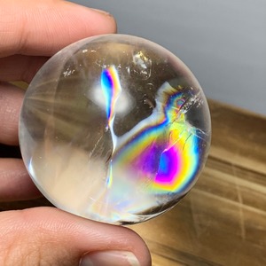 5.広範囲美レインボー☆透明アイリスクォーツスフィア・台座付き