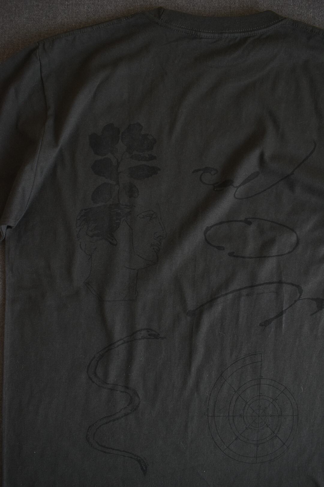 受注生産】physis block-printed Tshirt /charcoal | physis (ピュシス)