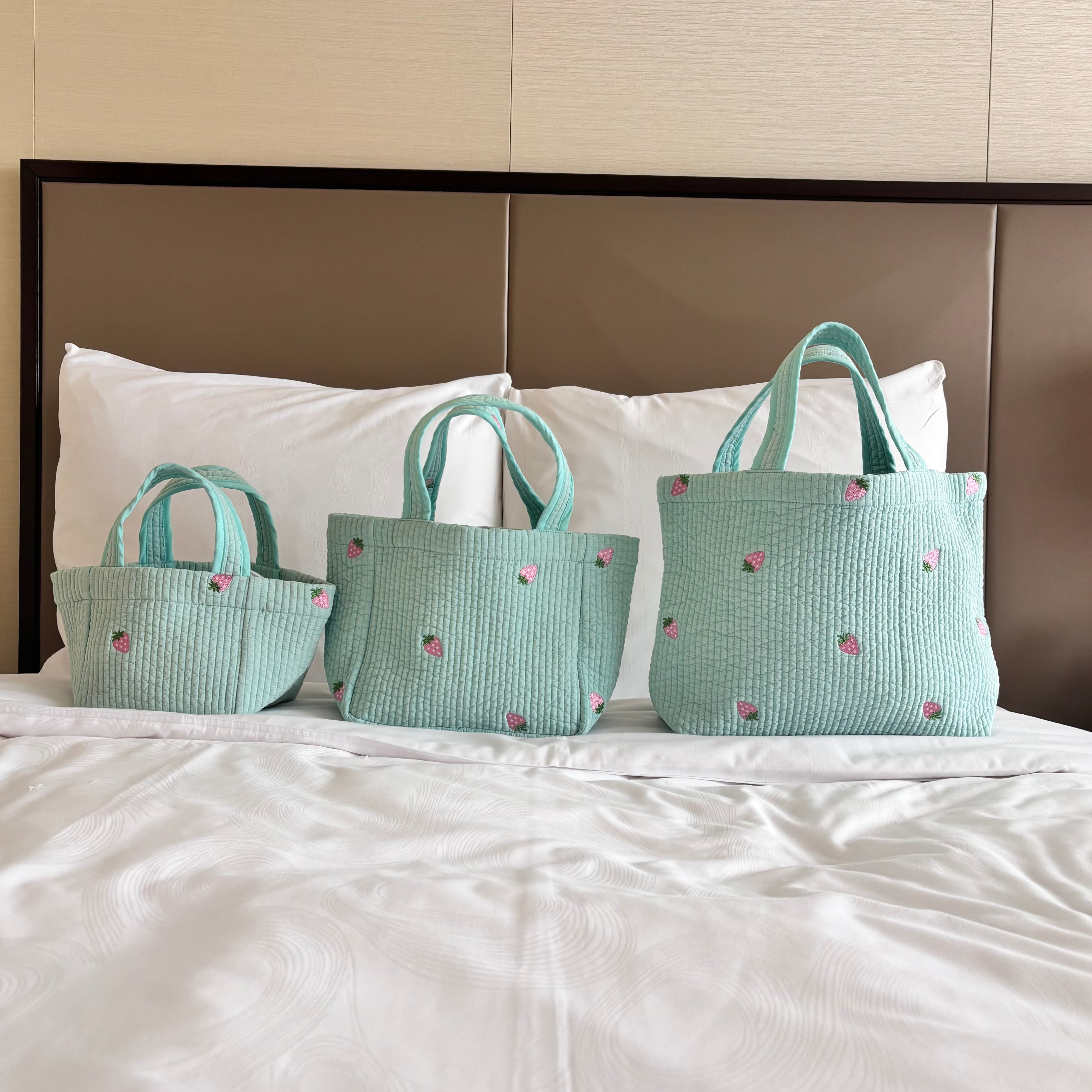 ゆ*ら様 可愛いミケネコちゃん苺刺繍ヌビバケツトート　♡　コヤンイサムチョン　ハ No.69【いちご刺繍ヌビ・M size】 | Bliss