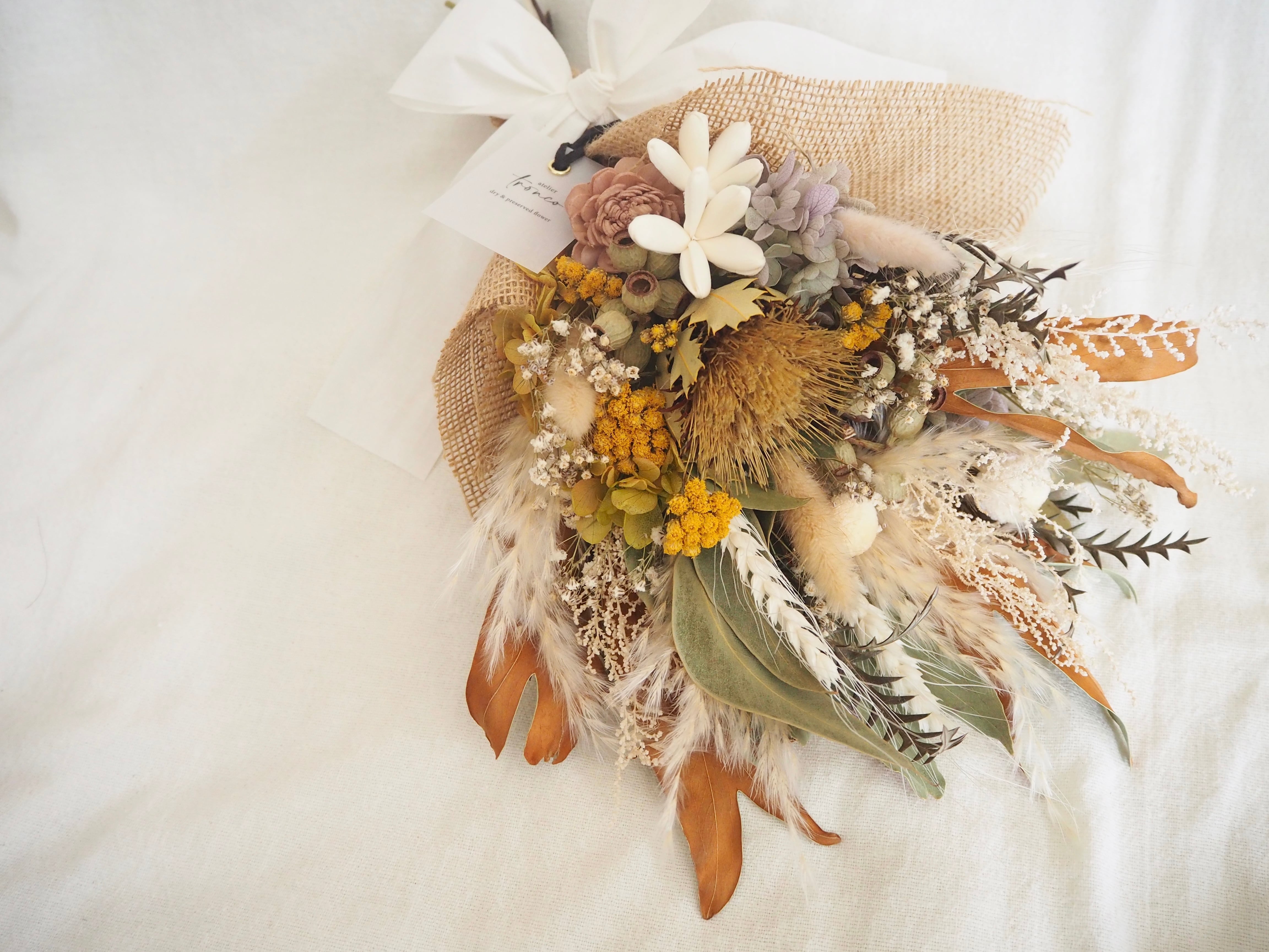 ドライアンドラと白い小花のナチュラルスワッグ flower swag | atelier 