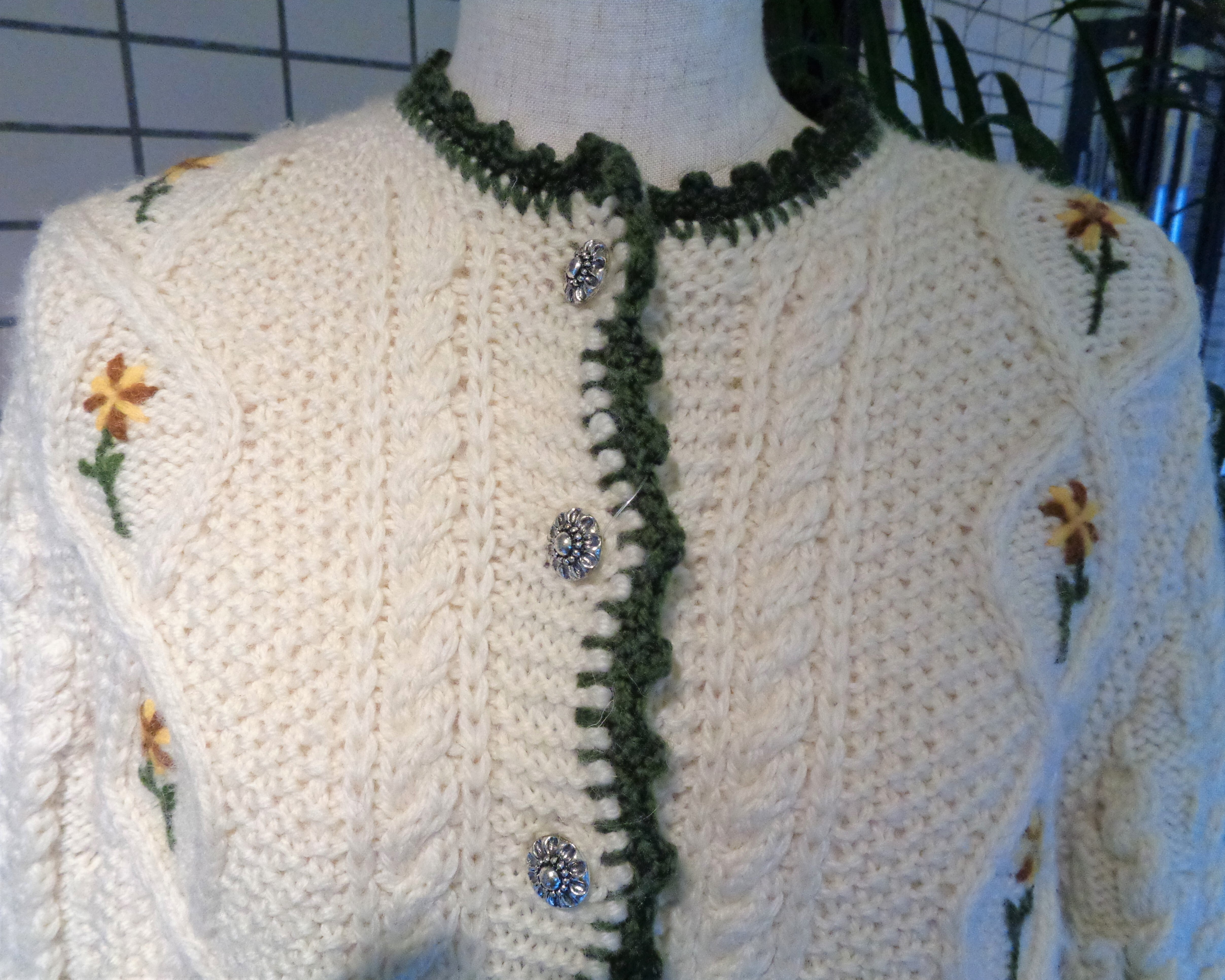 Flower Embroidery Tirolian Cardigan / フラワー刺繍チロル