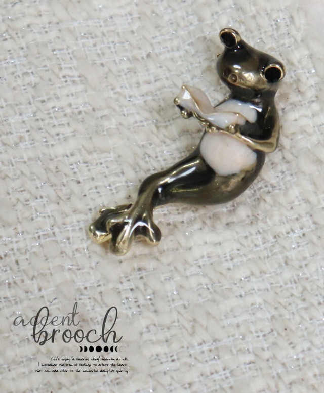 読書かえるブローチ/差し色/北欧/煌めくブローチ/かわいいブローチ/金/ゴールド/カエル/いきものブローチ/アクセント/ビジュー/動物ブローチ/本/カジュアルpb731
