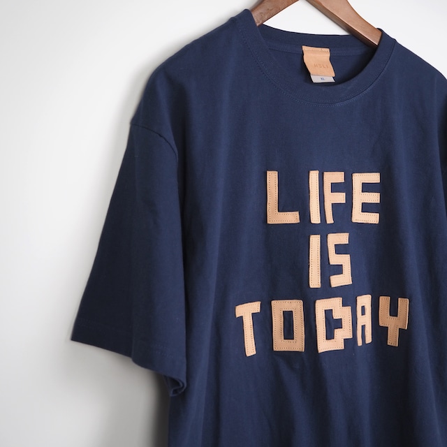 レザーパッチ「LIFE IS TODAY」の 半袖 Tシャツ（5色）コットン ワッペン