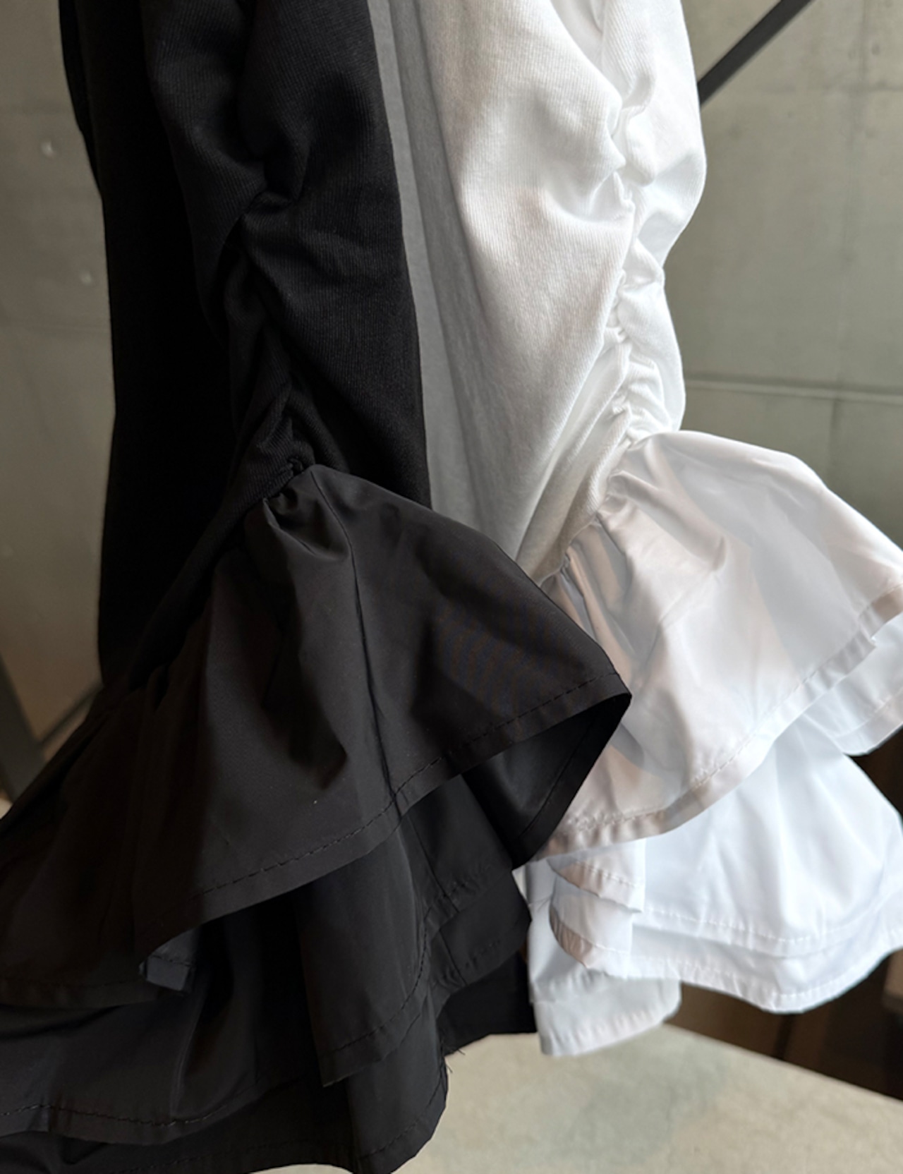 【新作5%OFF・3日間】Sleeve-less Frill Tops_2colors