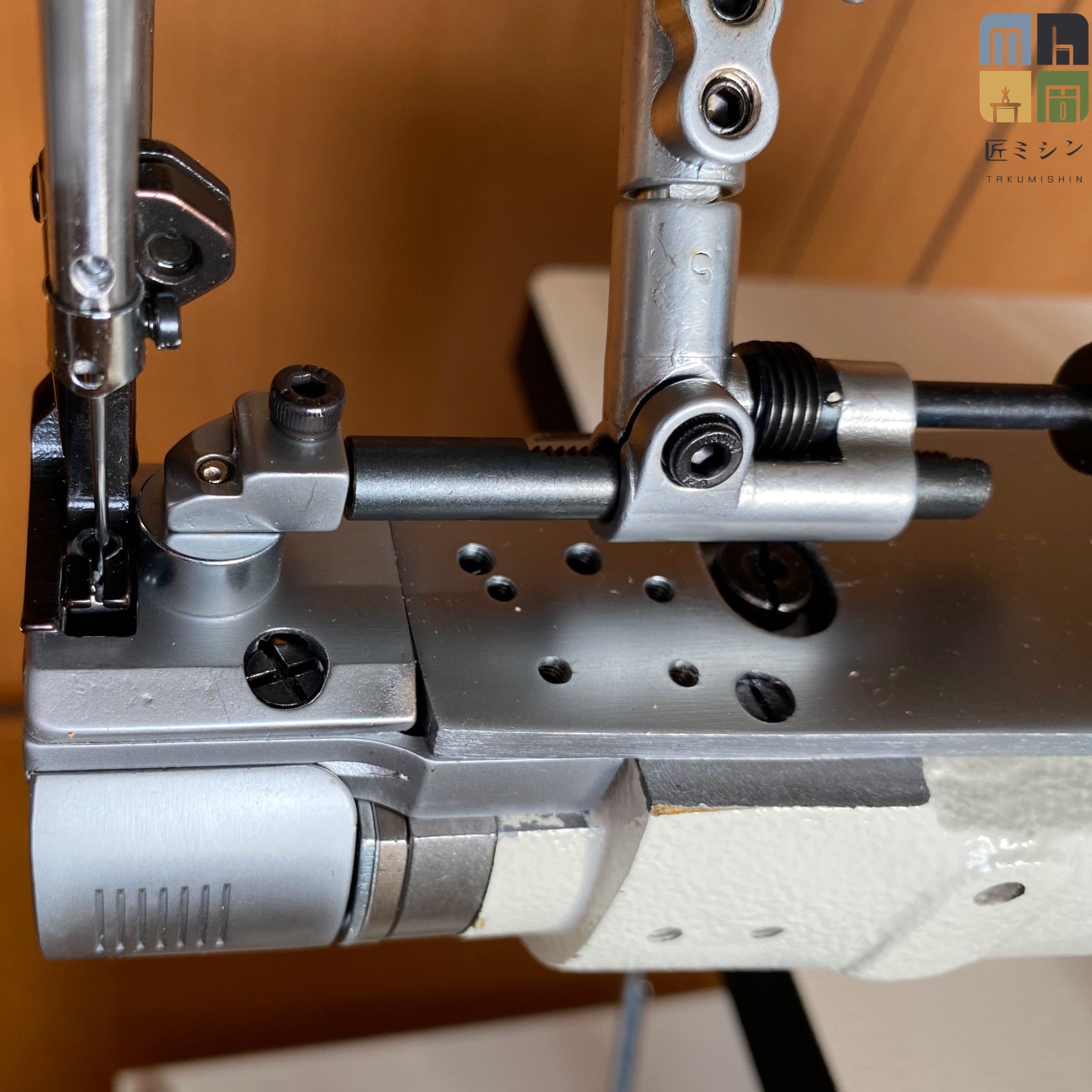 TA-246 総合送り工業用レザーミシン(※モーターテーブル脚一式 TA-246 総合送り工業用レザーミシン(※モーターテーブル脚一式