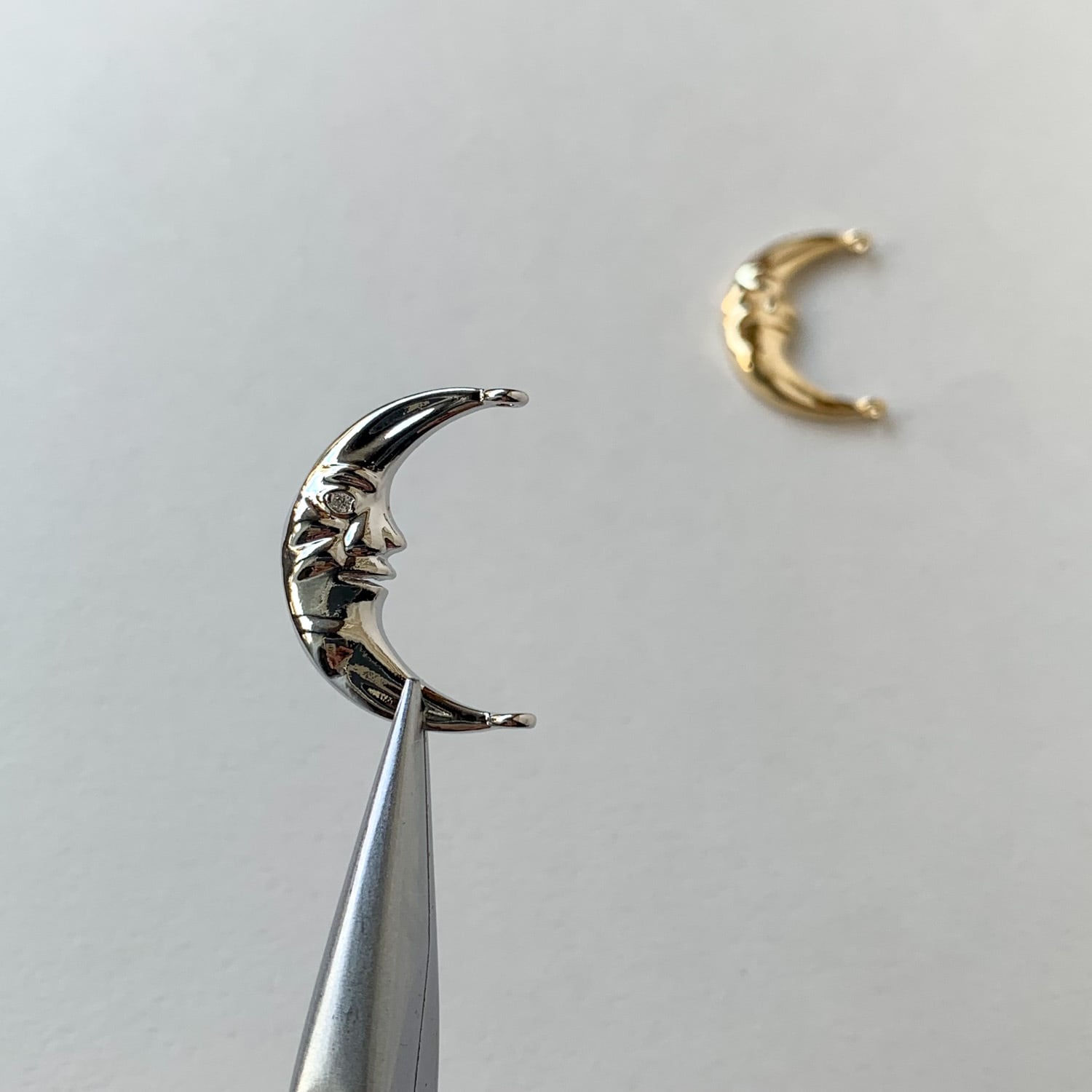 再入荷〉三日月顔メタルチャームM（21mm） | Dua-アクセサリーパーツ