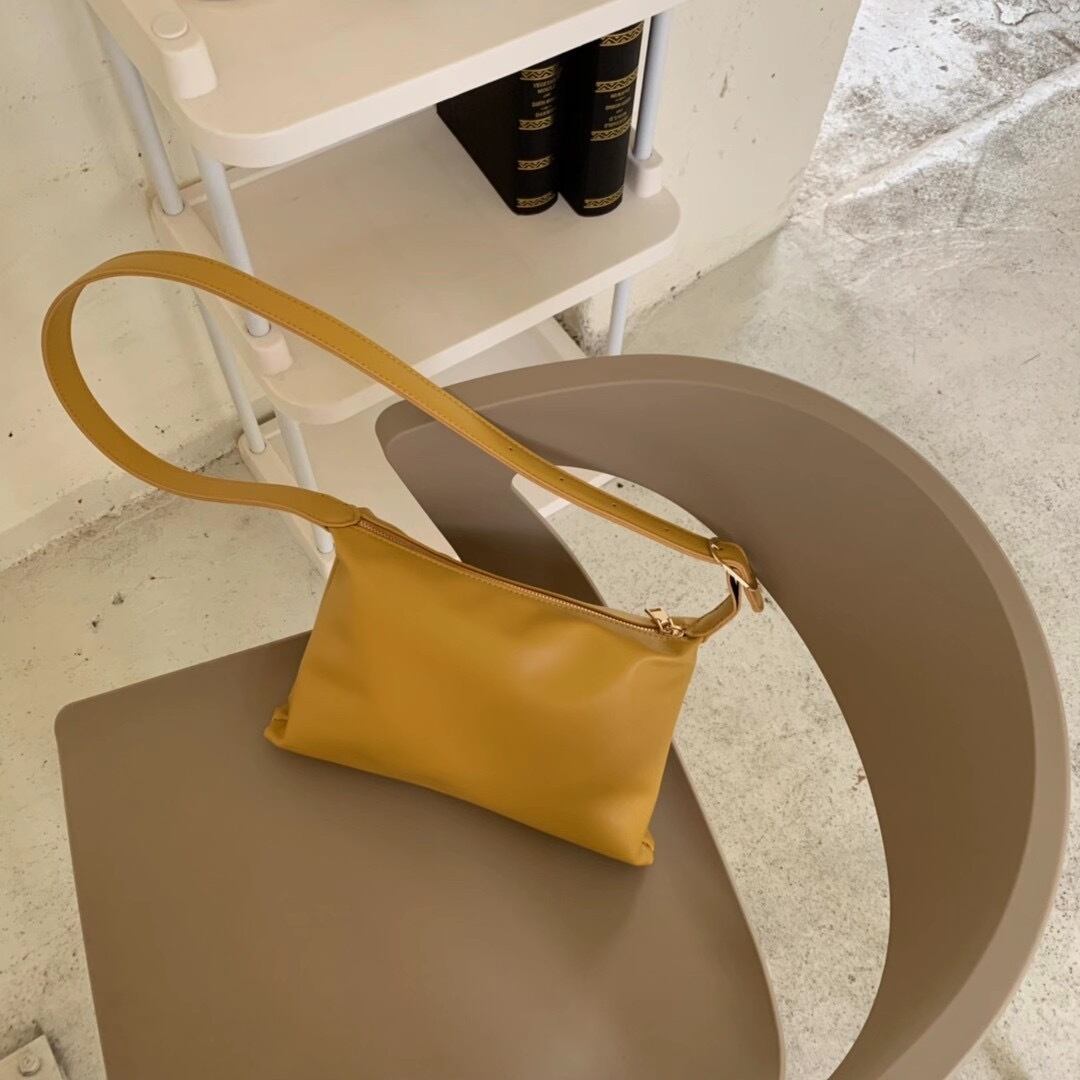 シンプルショルダーバッグ