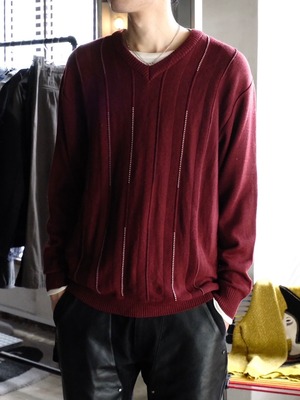 Used design V-neck knit
