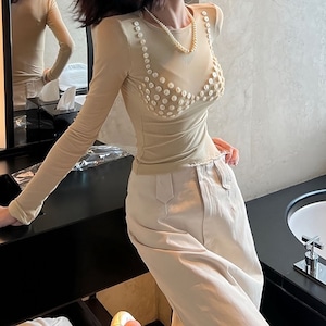 knit top with pearl bust-inspired detail<t2558>