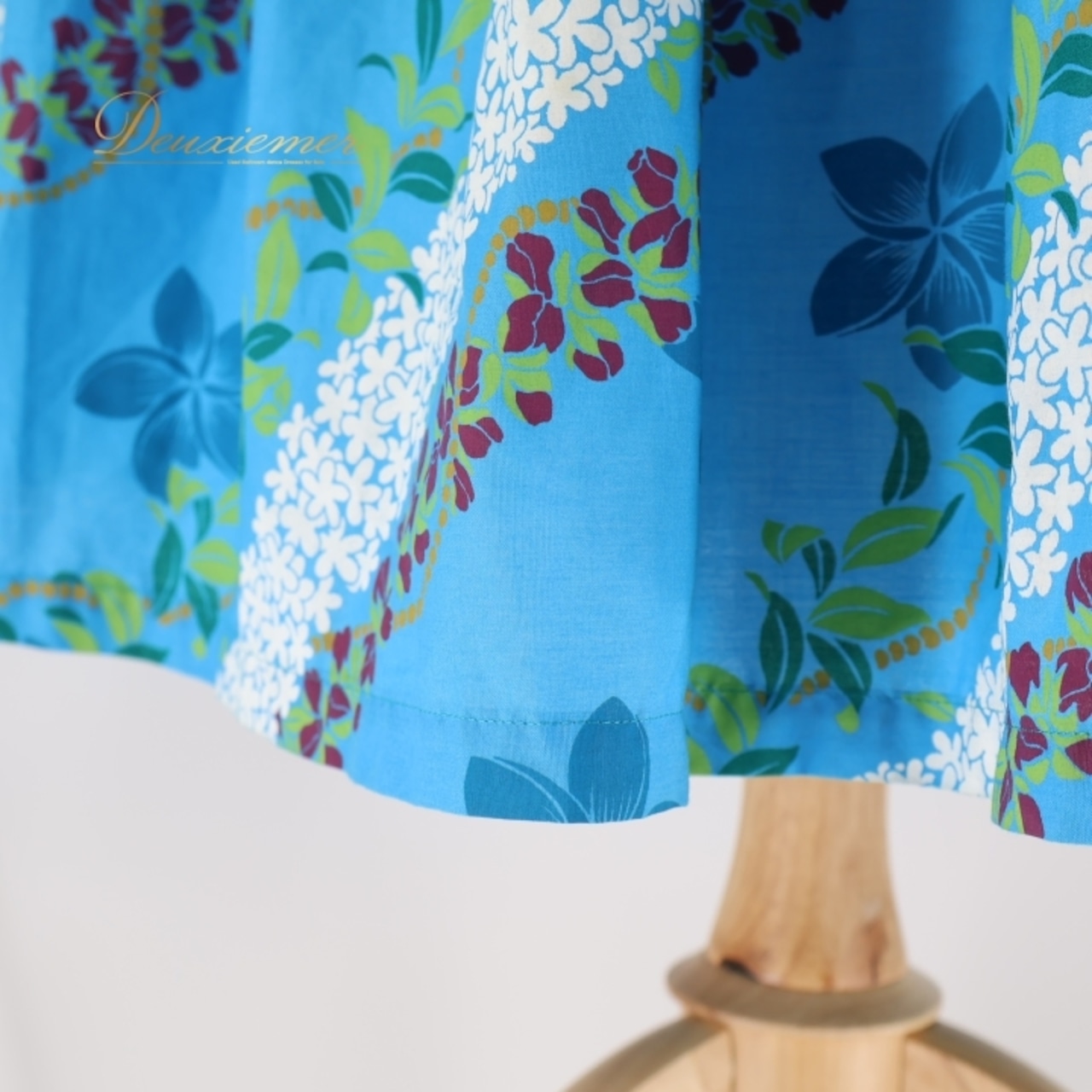 フラダンス 衣装 パウスカート ブルー系 MuuMuuMama ハワイアンプリント アロハ フラ ダンス レッスン 練習 ハワイアン シングル スカート さわやか 鮮やか 華やか 上品 おしゃれ かわいい ホワイト系 グリーン系 パープル系 オレンジ系 水色 白 緑 黄緑 紫 橙 動きやすい かわいいデザイン 青系 エレガント 夏用 フラダンス用 リゾート用 カジュアル トロピカル