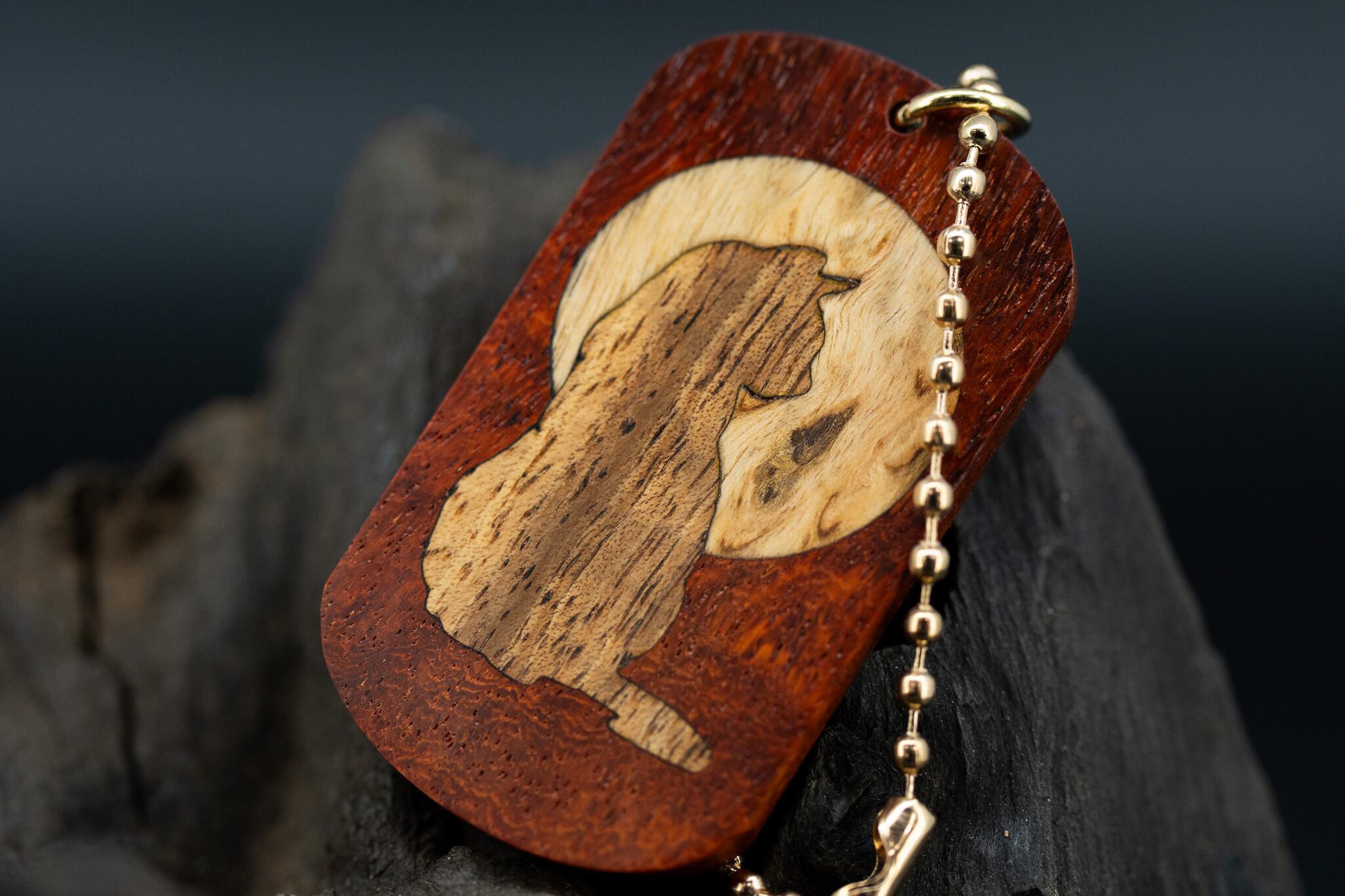 【朱色の銘木】 本花梨瘤 特上 ドッグタグ 象嵌 横を向く上品な猫