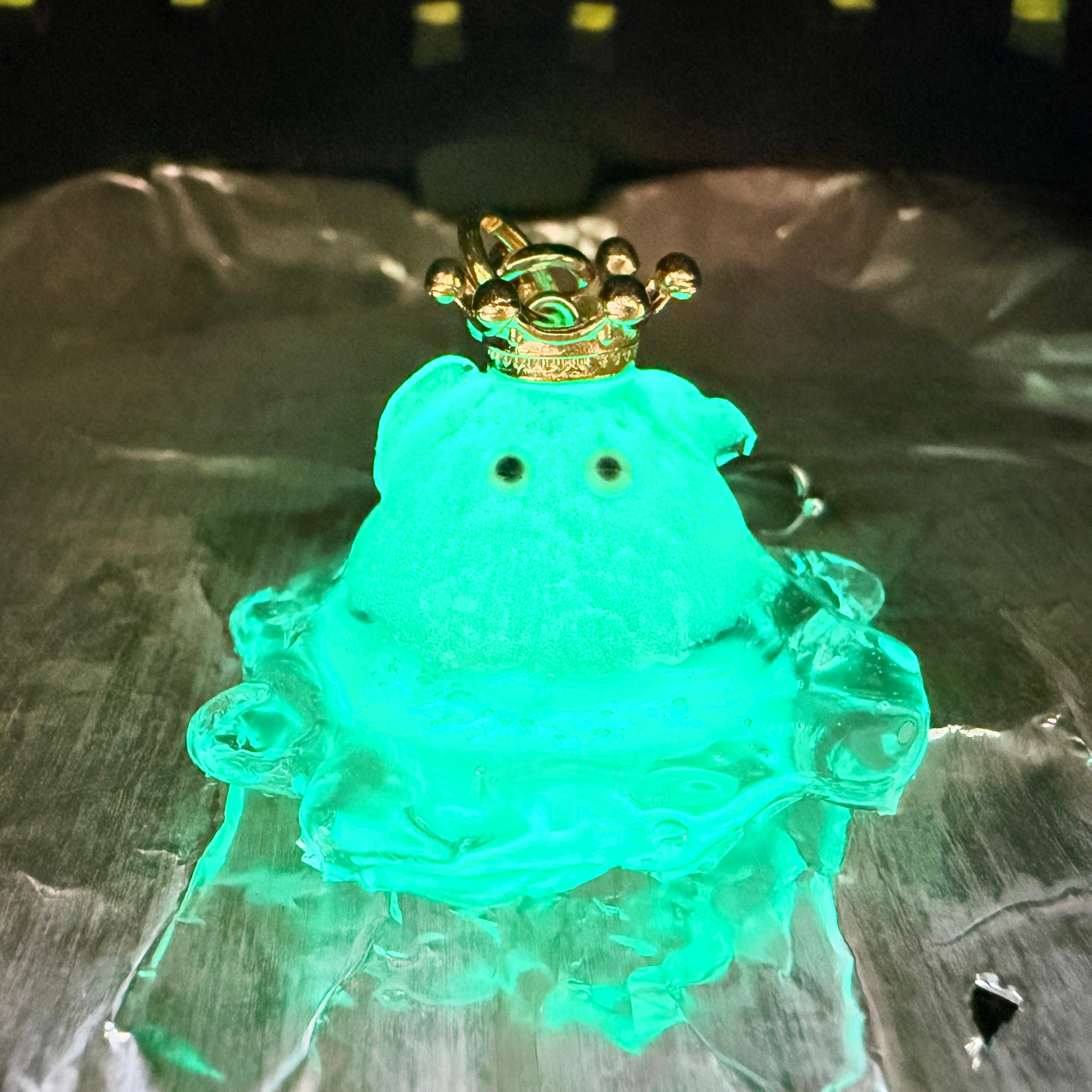 メンダコ型キーホルダー（モミジザメの歯入り・ブルー蓄光①） | サメ