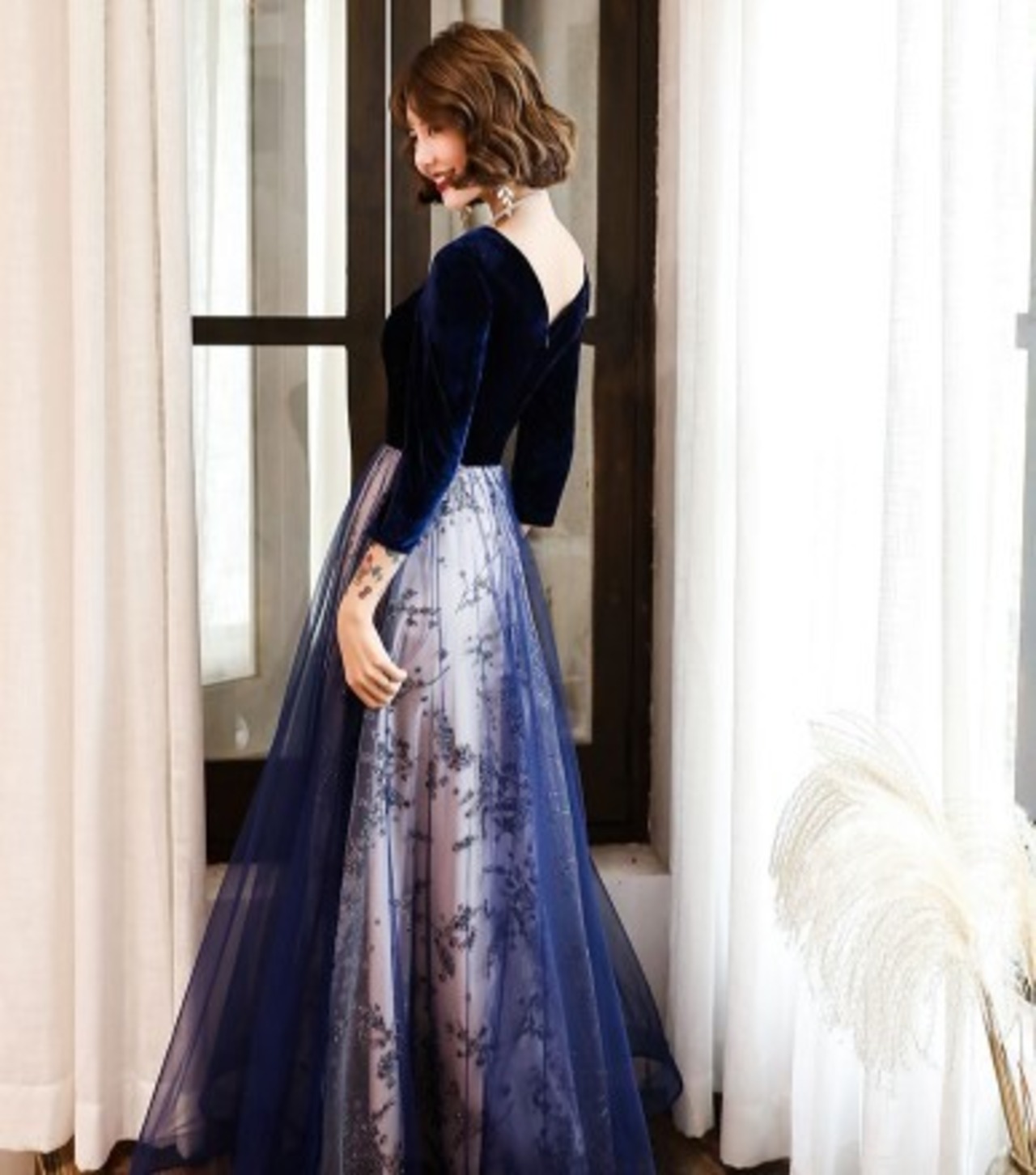 美品！ パーティードレス 青/ブルー 床付く 背中見せ 七分袖丈 Vネック  