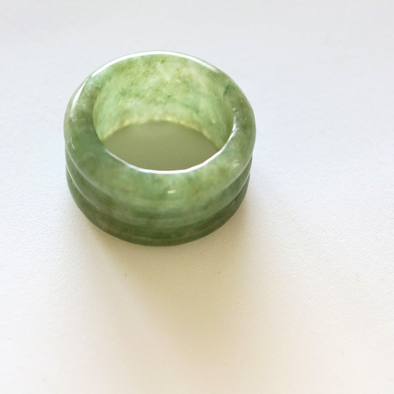 【13号】シンプルなデザインがGOOD 翡翠3連風 くり抜き甲丸リング A貨翡翠 jd_rg1016