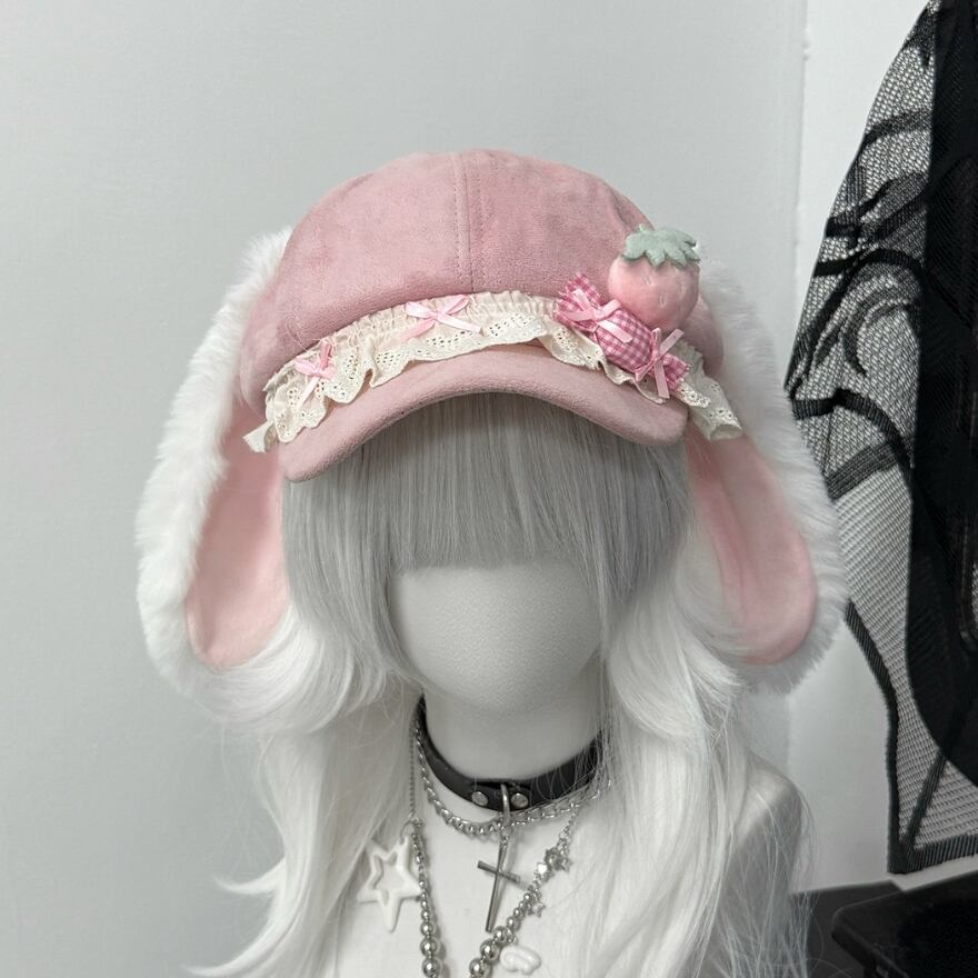 サブカル系ファッション｜うさ耳と苺モチーフが揺れる ファー付き