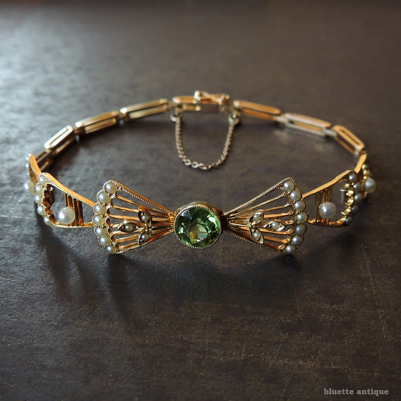 英国アンティークジュエリー アール・デコ 15ctゴールド 天然ペリドット 真珠 リボンブレスレット(ソーティングメモ付)
