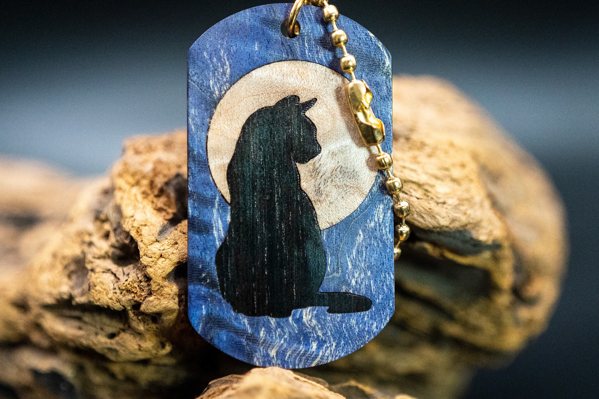 【朧パープル】 スタビライズウッド 栃 ドッグタグ 象嵌 満月と横を向く猫