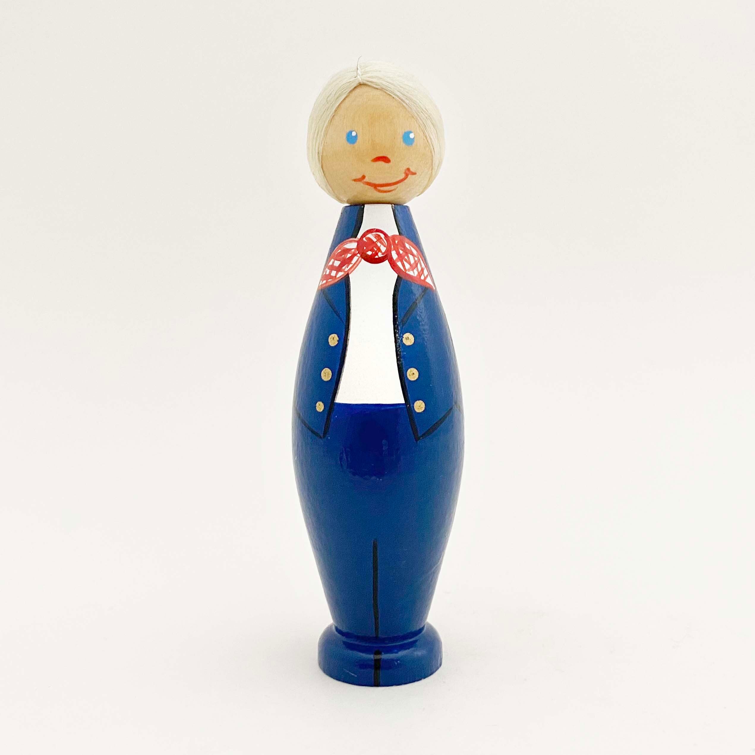 エストニアこけし（赤いスカーフの男の子）