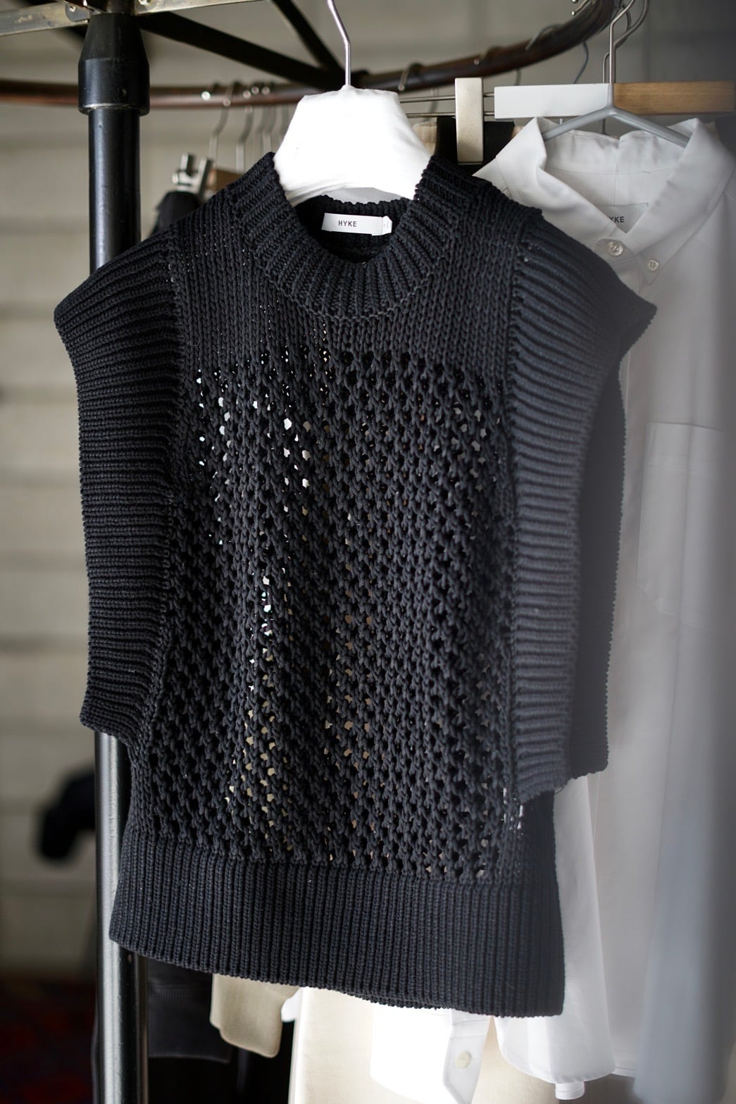 HYKE / CROCHET SLEEVELESS KNIT ( BLACK ) | JUQUI Online