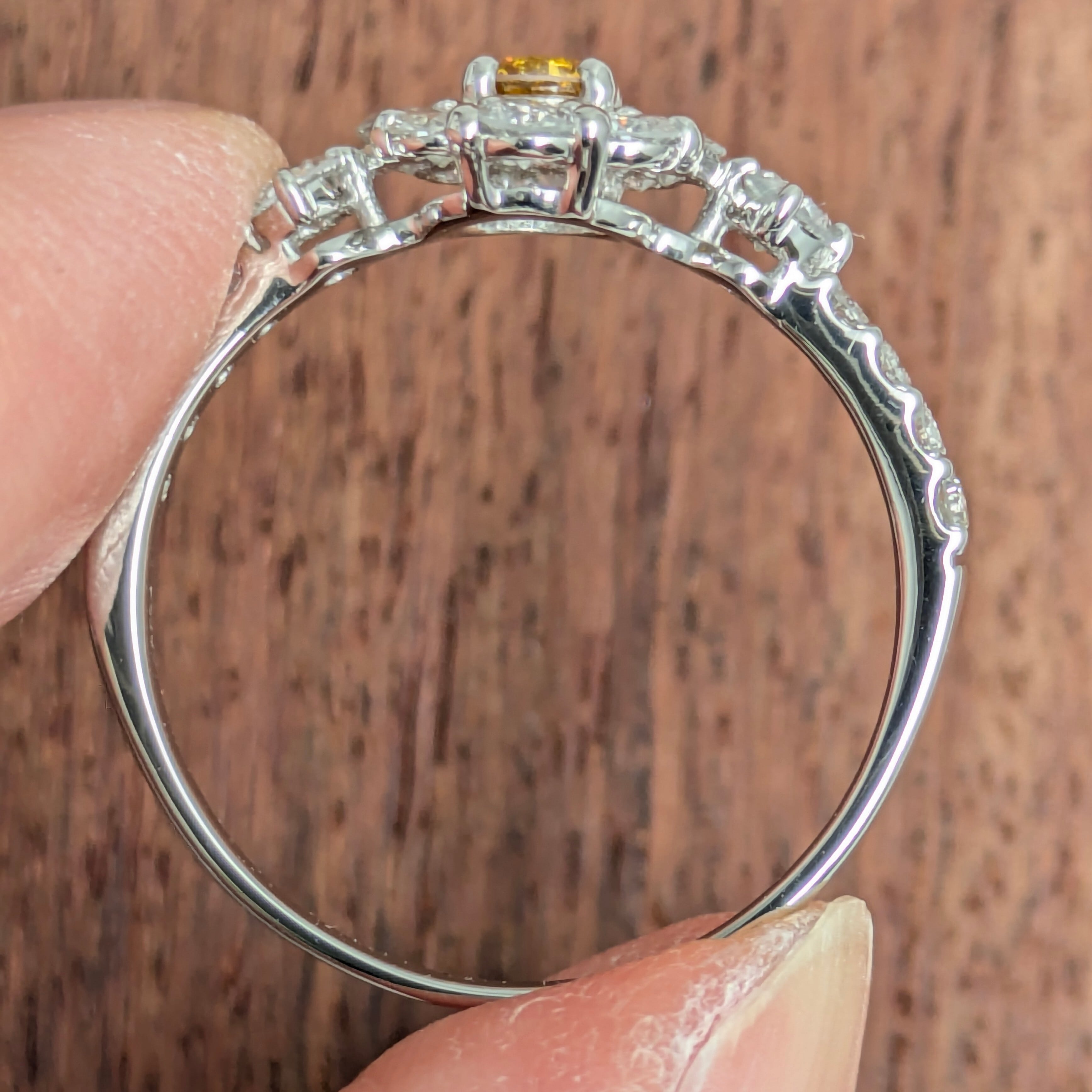Pt950ファンシービビッドオレンジィイエローダイヤリング D 0.144ct D