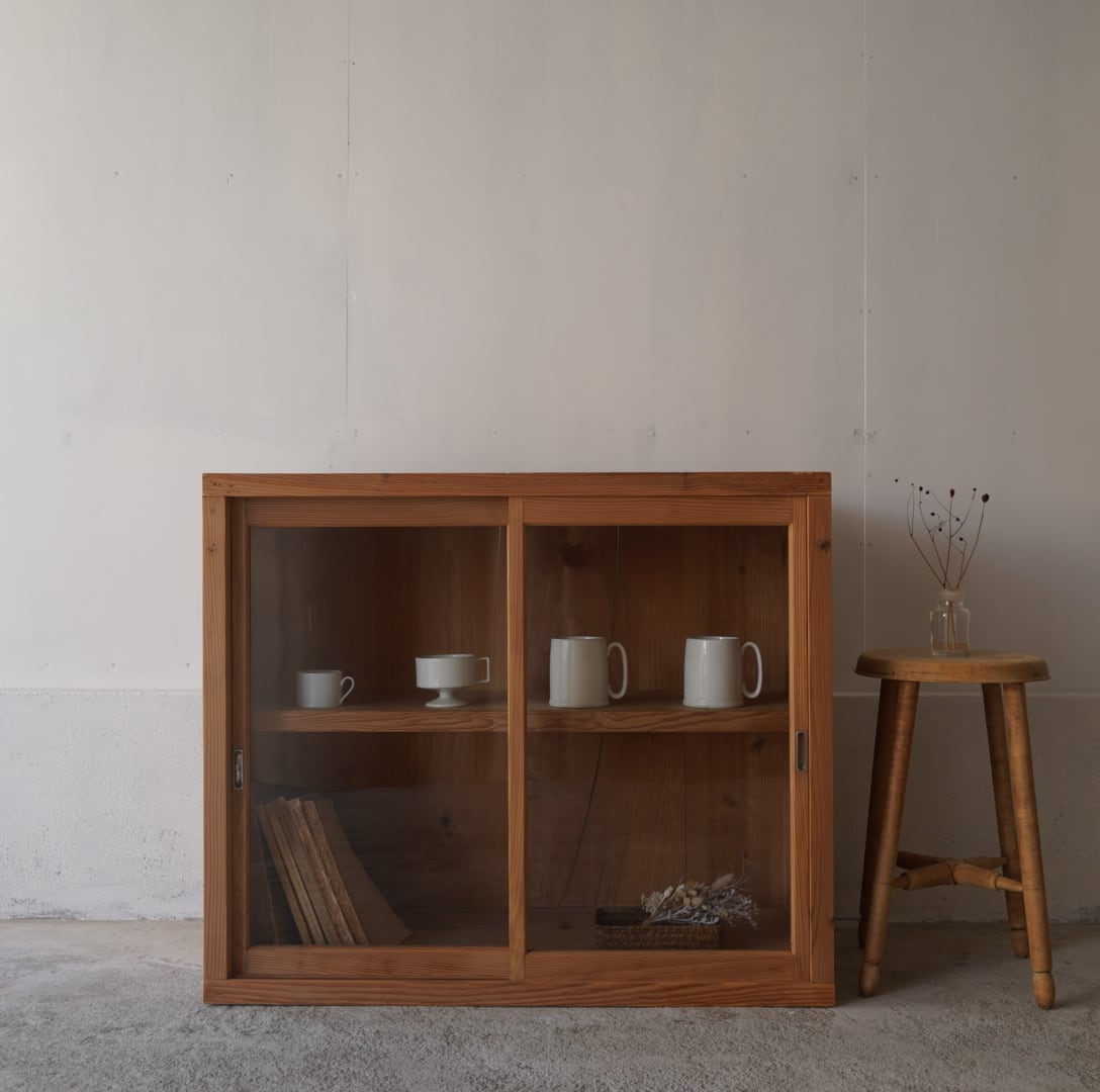 ガラス引き戸のキャビネット