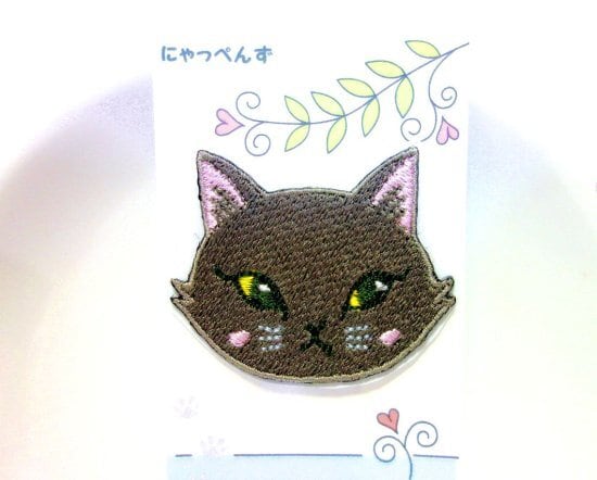 シールにもなる猫の刺繍ワッペン◇ゴールドの目がキラリと光る黒猫の rin（りん）フェイス型 | 猫刺繍ワッペン | 可愛い猫のワッペン専門店 |  nyappens (にゃっぺんず)