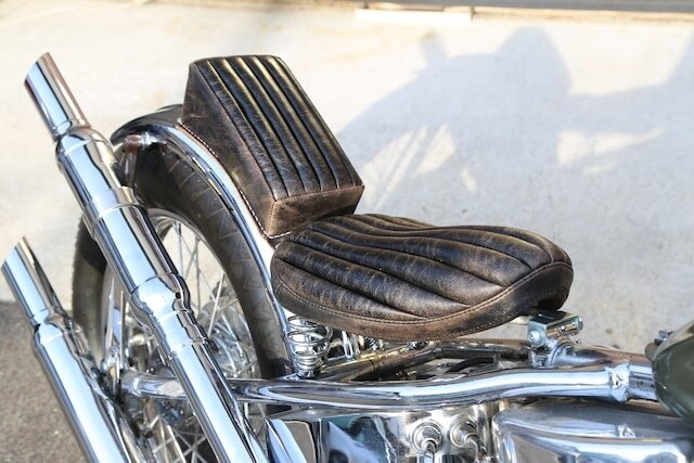 クラックレザー : 60sトラディション ピリオンパッド［縦タック&ロール］(CBW02)