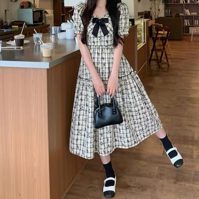 レディース スカート ワンピース ティアード ロングスカート ミモレ ロング 半袖 パフスリーブ Vネック りぼんタイ フレア スリム Aライン 切り替え フェミニン リボン ハイウエスト ヴィンテージ ギャザー かわいい カジュアル おしゃれ レトロ ラフ ガーリー ルーズ ラブリー キュート クラシカル チェック 蝶 バタフライ 春 夏 デート お出かけ 公園 女子会 ガーデン ショッピング 韓国 コーデ 楽ちん 体型カバー 普段使い L XL 2XL 3XL 4XL 大きいサイズ アプリコット 黒