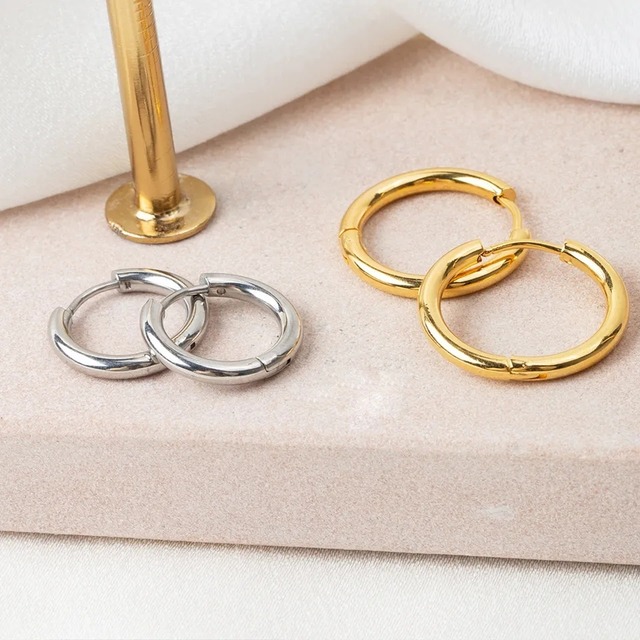 フープピアス〈サージカルステンレス〉2.5mm