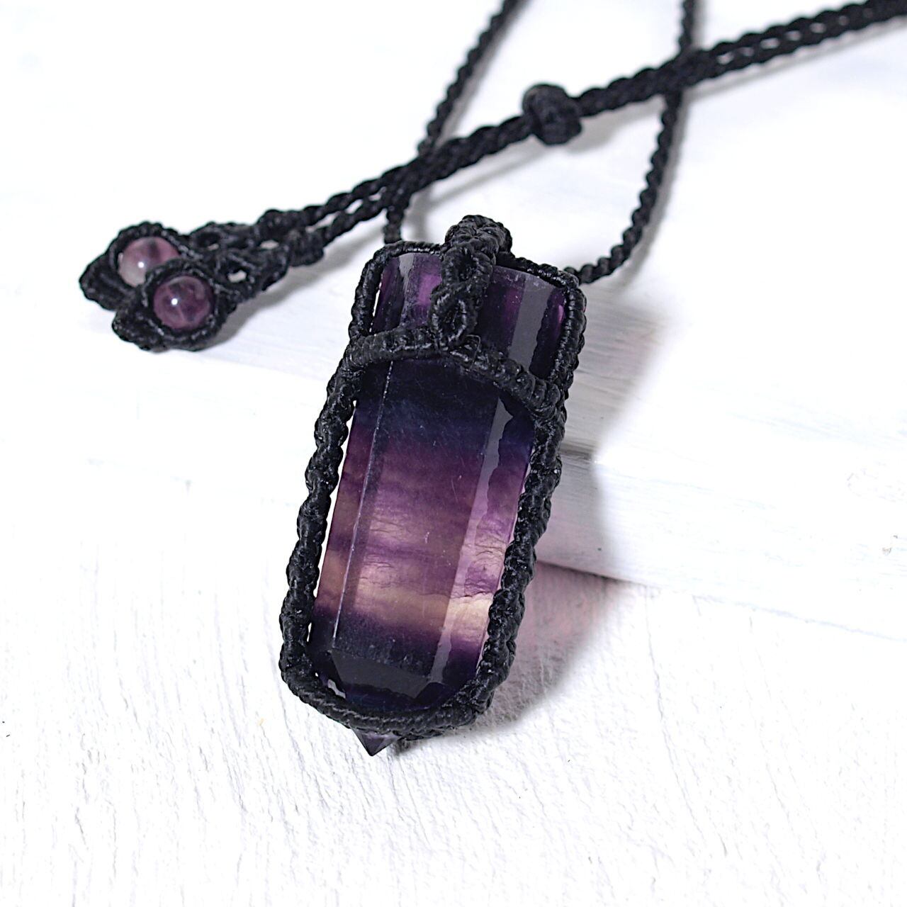 【一点物】フローライトのポリッシュポイントを包んだマクラメネックレスNo.5