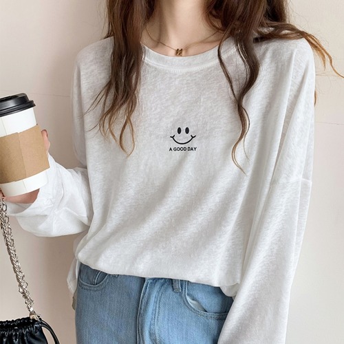 ルーズ スマイル トップス Tシャツ シャツ カットソー 袖あり 長袖 Uネック ラウンドネック 薄手 かわいい シンプル カジュアル おしゃれ お洒落 こなれ感 ラフ キュート ルーズ 抜け感 春 夏 秋 10代 20代 30代 レディース 学生 休日 普段使い 韓国系 オルチャン 楽ちん 体型カバー フリーサイズ ゆったり ゆる 白 ホワイト 青 ブルー 黄色 イエロー パステルカラー
