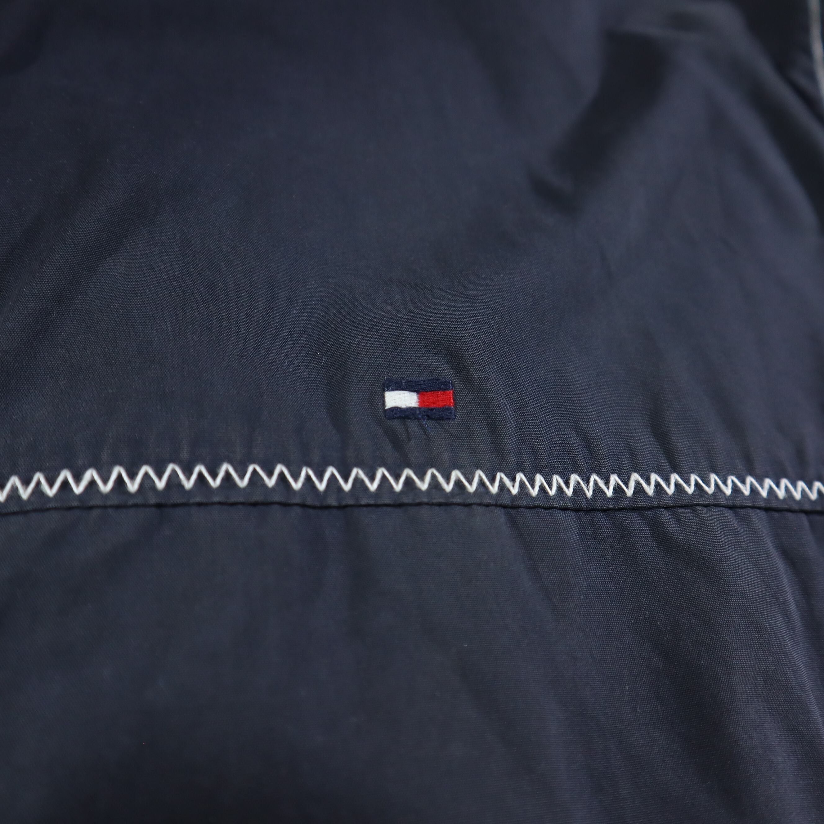 TOMMY HILFIGER】デザインジャケット ワンポイントロゴ刺繍 白ステッチ