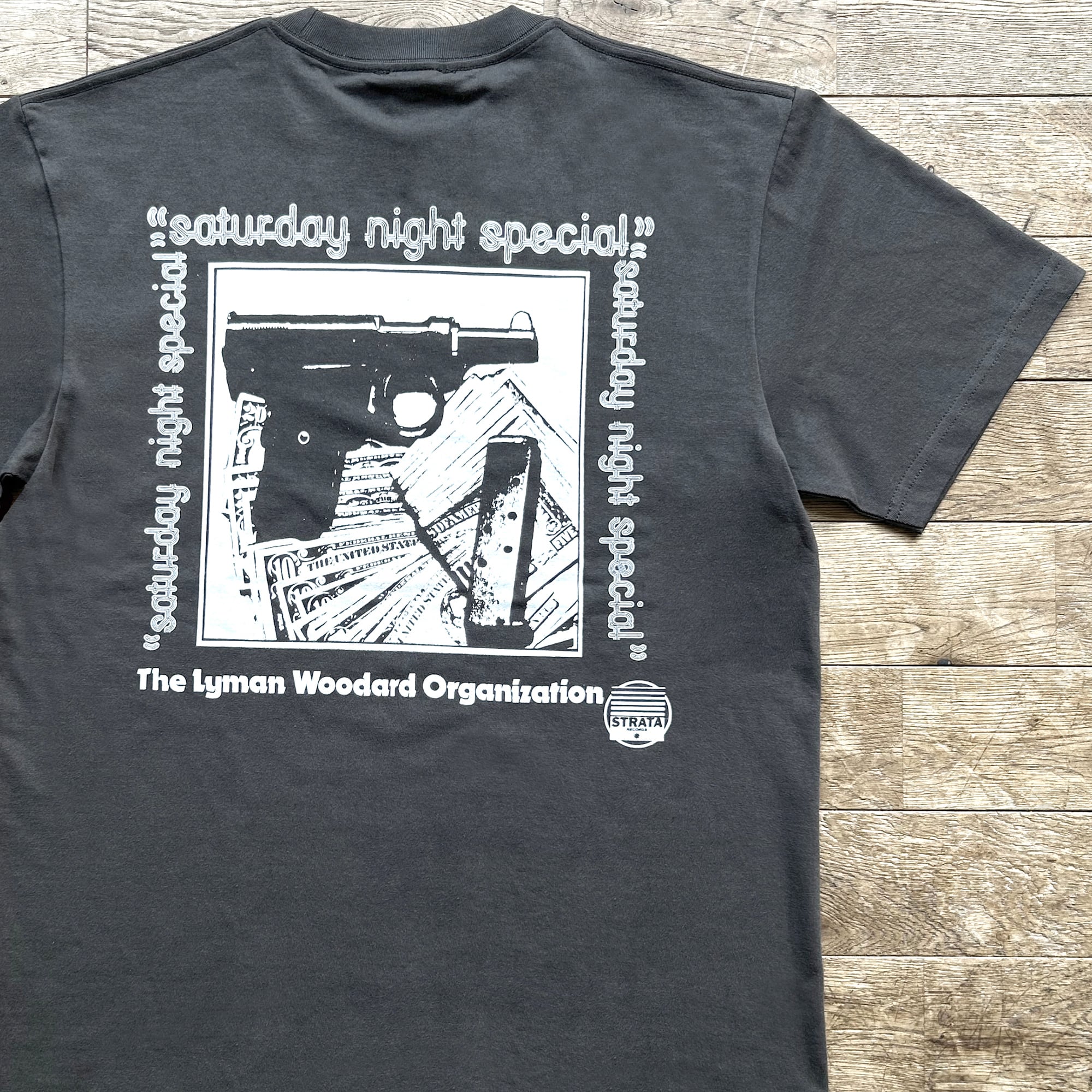 Strata Records // Jazzy Sport "Saturday Night" Tシャツ(ヴィンテージ ブラック)
