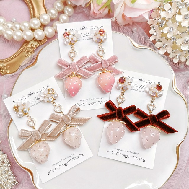 《 A/W 大粒いちごチャームとベロアリボンのスワロフスキービジュー 》 ピアス/イヤリング