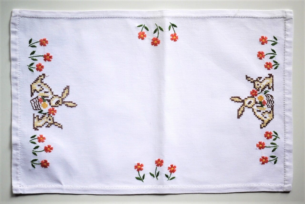 うさぎ刺繍のテーブルセンターマット ランチョンマット クロスステッチ ドイツヴィンテージ