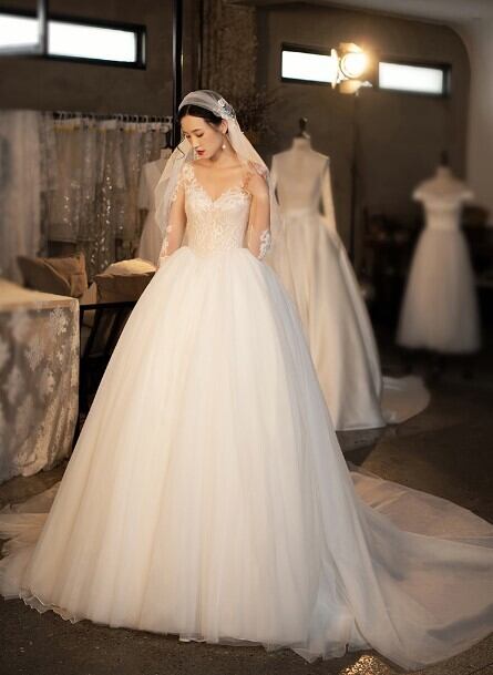 高品質！ ウエディングドレス アイボリー ロングトレーン 繊細レース  