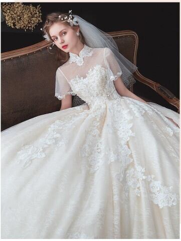 クラシカル ウエディングドレス 薄シャンパンの色 流れる透け花レース