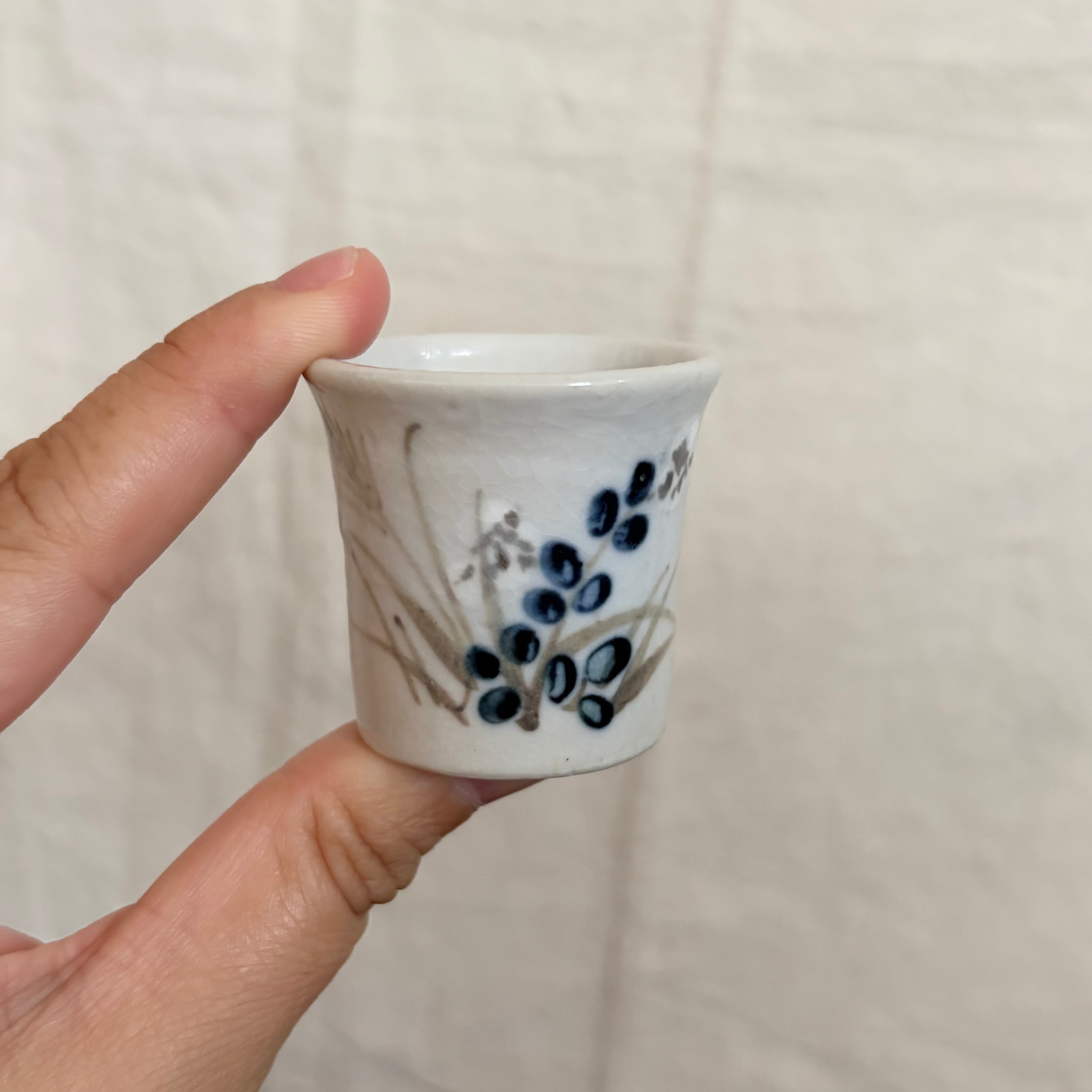 小さな小さな青い模様の器