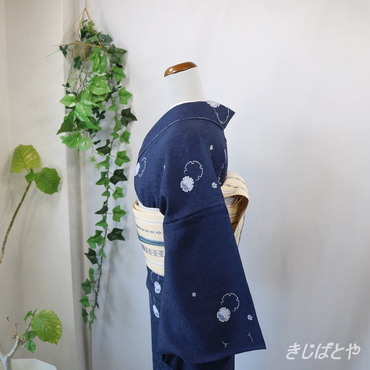 正絹綸子 鉄葡萄に雪輪の飛び柄 絞り 単衣 | きじばとや