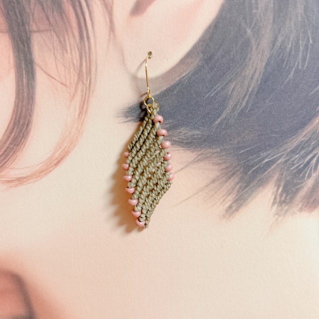 ねじり菱形 ベージュ①【サージカルステンレス】